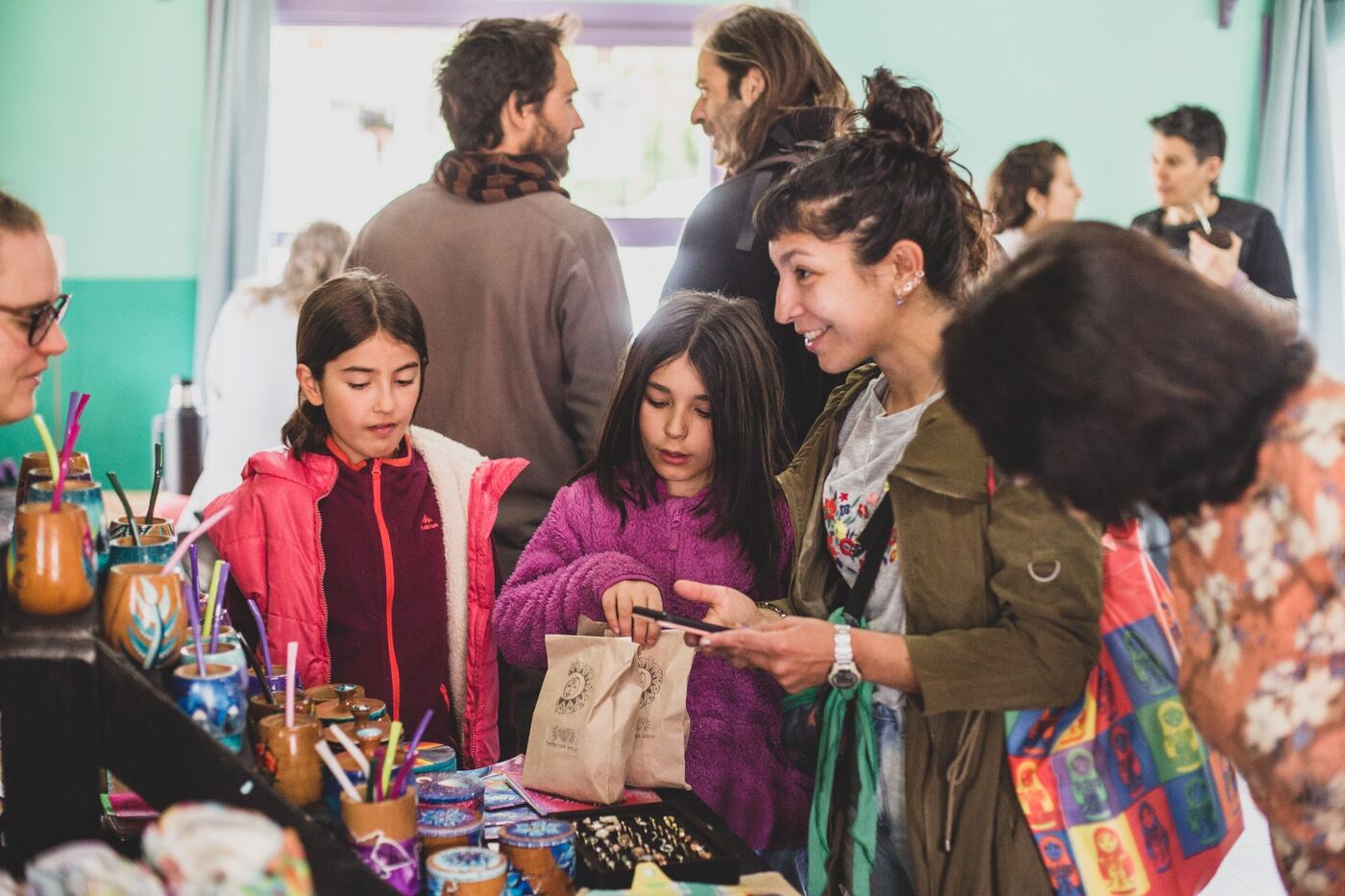 Consumidoras asociadas eligiendo productos en la despensa