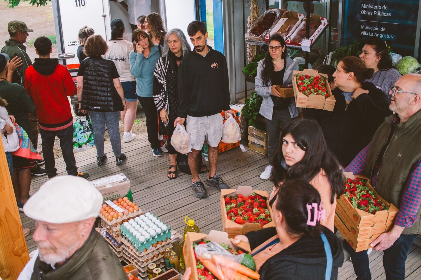 Familias retirando la compra comunitaria